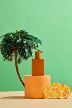 Yaratıcı kağıt işçiliği kavramına sahip kozmetik ürünler. Tasarım için boş etiket şişeleri