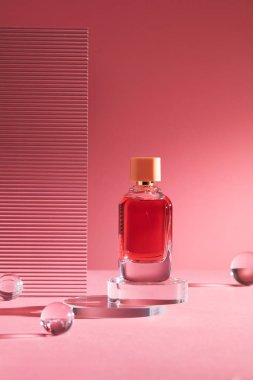 Markalaşma için soyut arkaplan ve minimum sunum. Katlanan kağıt üzerindeki cam podyum katlanmış geometrik pembe arkaplan.