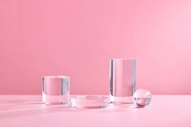 Ürün gösterimi için Glass Geometric Podyum. Tek renkli platform, tırtıklı akrilik çarşaflar ve pembe arka planda kristal üçgen. Sunum için şık bir zemin. Asgari biçim