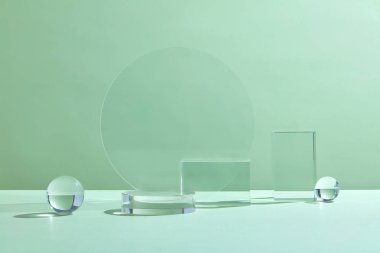 Ürün sergisi için boş podyum. Tek renkli yayalar ve tırtıklı yayalar. Ürün kozmetik sunumu için pastel yeşil renkli cam soyut arkaplan.