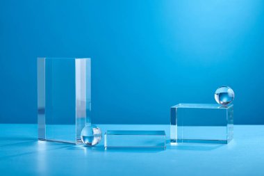 Markalaşma ve minimum sunum için mavi soyut arkaplan. Katlanan kağıdın üzerindeki kahverengi podyum katlanmış geometrik arkaplan.