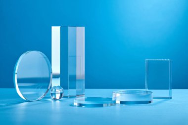 Markalaşma ve minimum sunum için mavi soyut arkaplan. Katlanan kağıdın üzerindeki kahverengi podyum katlanmış geometrik arkaplan.