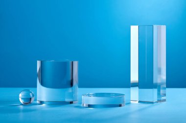 Markalaşma ve minimum sunum için mavi soyut arkaplan. Katlanan kağıdın üzerindeki kahverengi podyum katlanmış geometrik arkaplan.