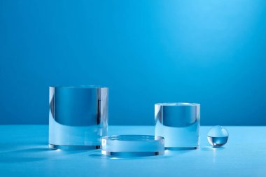 Markalaşma ve minimum sunum için mavi soyut arkaplan. Katlanan kağıdın üzerindeki kahverengi podyum katlanmış geometrik arkaplan.