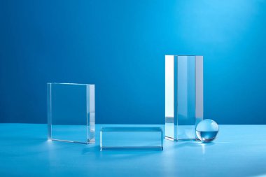 Markalaşma ve minimum sunum için mavi soyut arkaplan. Katlanan kağıdın üzerindeki kahverengi podyum katlanmış geometrik arkaplan.