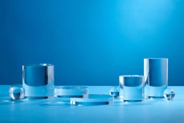 Markalaşma ve minimum sunum için mavi soyut arkaplan. Katlanan kağıdın üzerindeki kahverengi podyum katlanmış geometrik arkaplan.