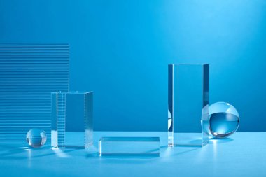 Markalaşma ve minimum sunum için mavi soyut arkaplan. Katlanan kağıdın üzerindeki kahverengi podyum katlanmış geometrik arkaplan.