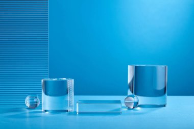 Markalaşma ve minimum sunum için mavi soyut arkaplan. Katlanan kağıdın üzerindeki kahverengi podyum katlanmış geometrik arkaplan.