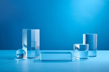 Markalaşma ve minimum sunum için mavi soyut arkaplan. Katlanan kağıdın üzerindeki kahverengi podyum katlanmış geometrik arkaplan.