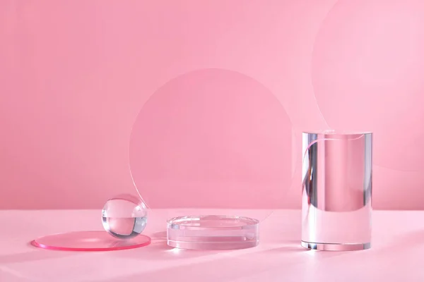 製品表示用ガラス幾何学的表彰台 ピンクの背景にリブのアクリル板と結晶三角形を持つモノクロームのプラットフォーム プレゼンテーションのためのスタイリッシュな背景 ミニマルスタイル — ストック写真