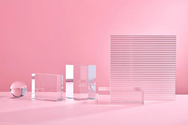 Szklane Geometryczne Podium Wyświetlania Produktu Monochromatyczna Platforma Żebrowanymi Akrylowymi Arkuszami — Zdjęcie stockowe