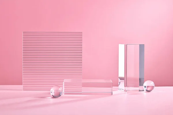 製品表示用ガラス幾何学的表彰台 ピンクの背景にリブのアクリル板と結晶三角形を持つモノクロームのプラットフォーム プレゼンテーションのためのスタイリッシュな背景 ミニマルスタイル — ストック写真