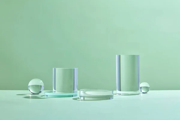 表彰台の製品表示のための空 リブ付きモノクローム台座 製品化粧品のプレゼンテーションのためのパステルグリーンの色のガラス抽象的な背景 — ストック写真