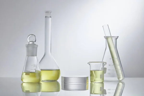 水に注ぐ油 機器や科学実験 薬のための化学を形成 有機抽出薬 代替医療の概念 — ストック写真