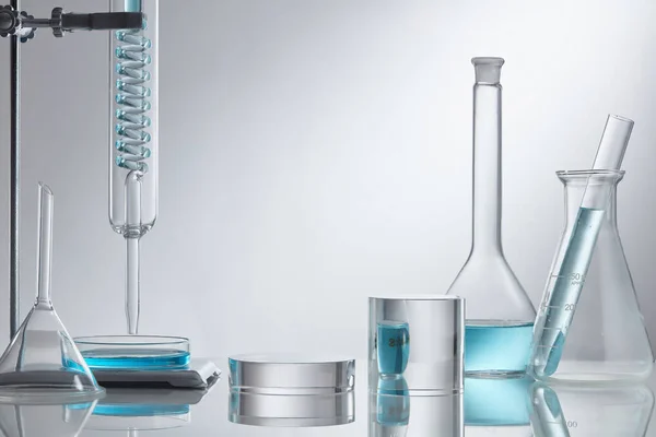 Scena Prezentuje Kosmetyki Szklanym Cokole Nowoczesnym Sprzęcie Laboratoryjnym Sprzęt Laboratoryjny — Zdjęcie stockowe