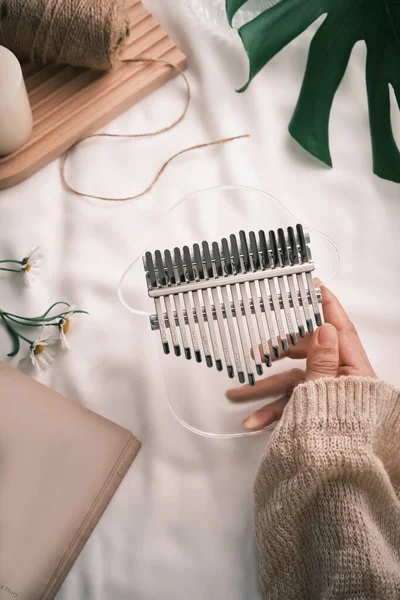 Ontspannen Meisje Zwaaien Kalimba Matras Ochtend Het Drinken Van Koffie — Stockfoto