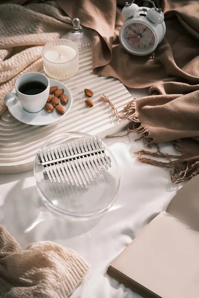 Menina Relaxada Balançando Kalimba Colchão Manhã Beber Café — Fotografia de Stock