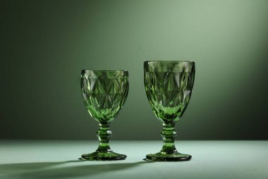 mavi arkaplanda dekoratif bardak koleksiyonu