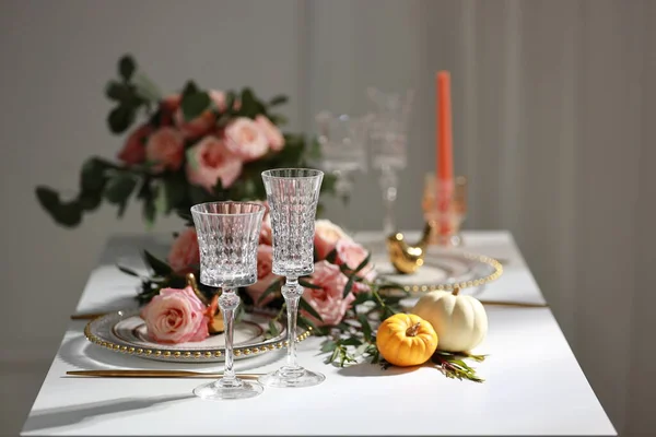 Conjunto Clássico Branco Rosa Mesa Jantar Casamento — Fotografia de Stock