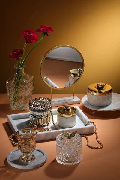 Stół Concept Tacą Mable Luksusowym Słoikiem Biżuterii Lustrem Kwiat Beżowym — Zdjęcie stockowe