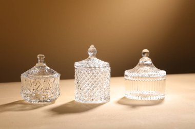 Bej arkaplanda ve ışık duvarında boş cam kavanoz