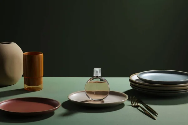 Stapelweise Bunte Porzellanteller Tassen Und Vasen Auf Grünem Hintergrund — Stockfoto