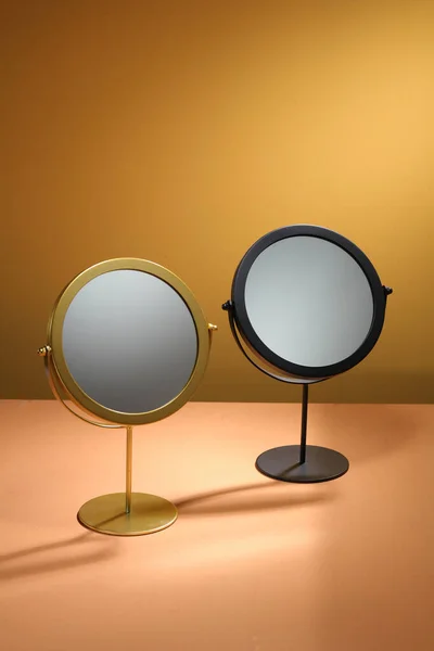 Espejo Dorado Sobre Fondo Beige Concepto Mesa Vanidad Composición Mínima —  Fotos de Stock