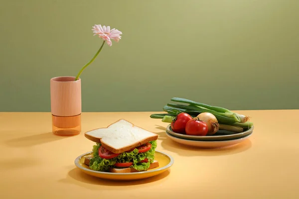 Vegetarisk Smörgås Rosa Tallrik Och Grönsaker Bordet — Stockfoto