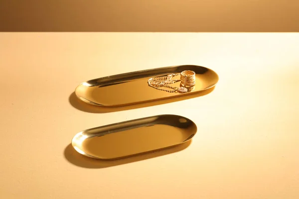 Oválný Zlatý Podnos Šperky Dekorace Béžovém Pozadí Světlou Stěnou — Stock fotografie