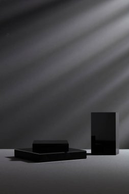 Soyut geometrik siyah podyum. Siyah arkaplan kozmetik ürünlerinde kozmetik standı