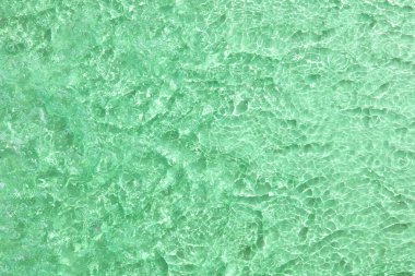 Şeffaf yeşil su dokusunda boş cam çember podyumu ve güneş ışığı dalgaları. Ürün sunumu için soyut doğa arka planı. Düz uzanmış kozmetik modelleme.