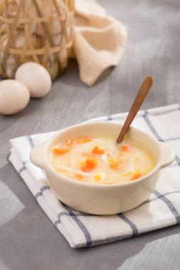 Yulaf lapası, sebze ve yumurta.