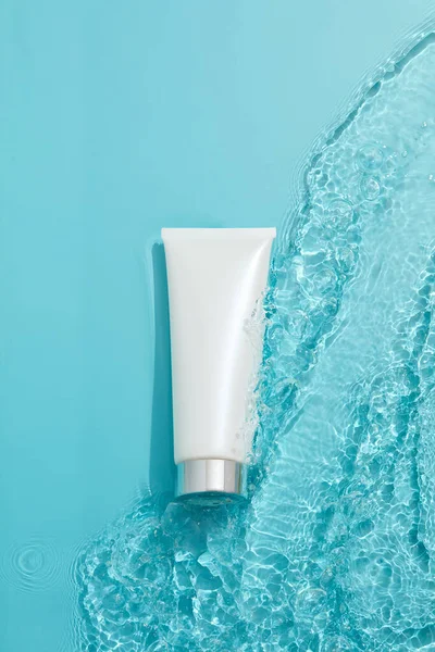 Blauwe Cosmetische Fles Wit Vierkant Podium Het Blauwe Wateroppervlak Blanco — Stockfoto