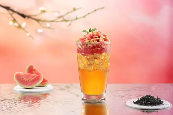 Glas Guava Smoothie Med Färsk Guava Frukt Isolerad — Stockfoto