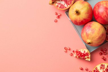 Pastel pembe arka planda gri tepside nar. Pastel pembe arka planda gri tepside nar. Asgari düzeyde. Üst Manzara. Uzay stilini kopyala. Üst Manzara. Boşluğu kopyala