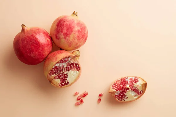 Romãs Uma Bandeja Cinza Fundo Rosa Pastel Estilo Mínimo Vista — Fotografia de Stock