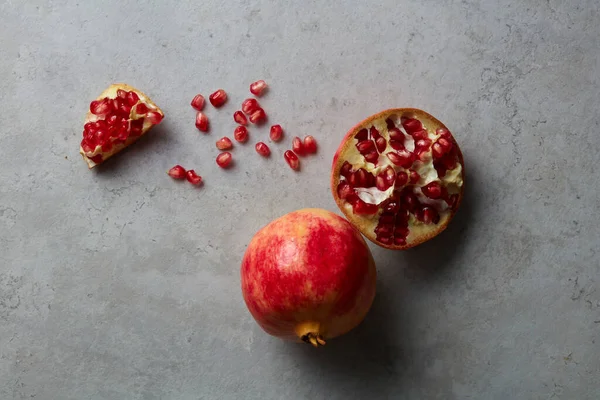 Fruta Romã Madura Metade Sementes Romã Com Folhas Fundo Concreto — Fotografia de Stock