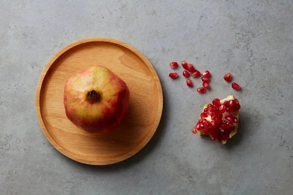 Fruta Romã Madura Metade Sementes Romã Com Folhas Fundo Concreto — Fotografia de Stock