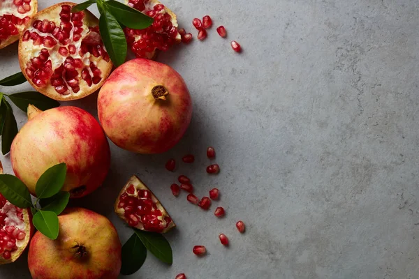 Fruta Romã Madura Metade Sementes Romã Com Folhas Fundo Concreto — Fotografia de Stock