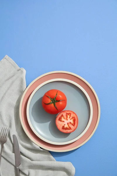 Minimal Flache Tomatenlage Auf Pastellfarbenen Tellern Mit Leinenserviette Flache Lage — Stockfoto