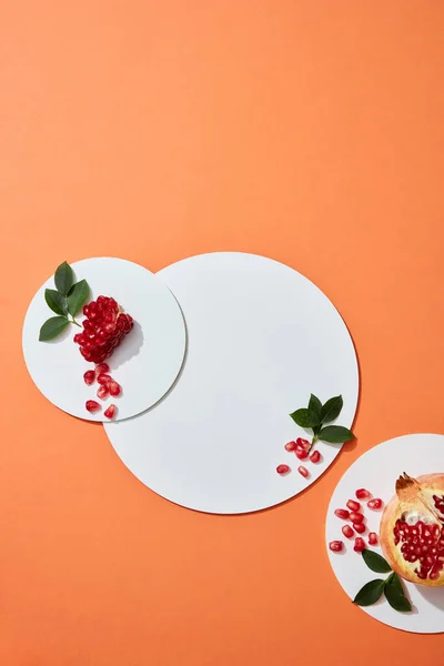 Empty Background Cosmetics Pomegranate Extract Whole Pomegranate Pomegranate Seeds Podium — Stock Photo, Image