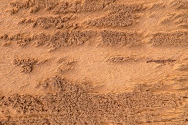 Yazın rüzgâr ve havanın harap ettiği tahıl tarlasının havadan görünüşü.