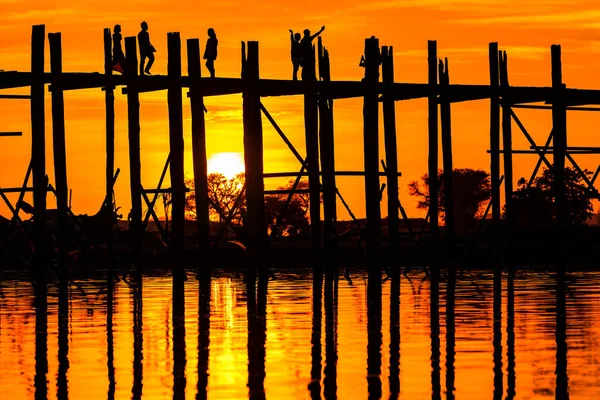 Coucher Soleil Derrière Long Pont Teck Monde Myanmar — Photo