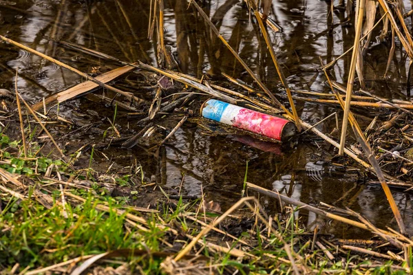 Uma lata de spray foi despejada em um riacho na reserva natural — Fotografia de Stock