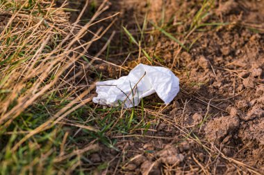 Dikkatsizce atılmış bir kağıt havlu çevreyi kirletir.