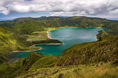 Turkuaz dağ gölü Azores 'deki Lagoa do Fogo' nun bakış açısında mistisizm ve sihir var.