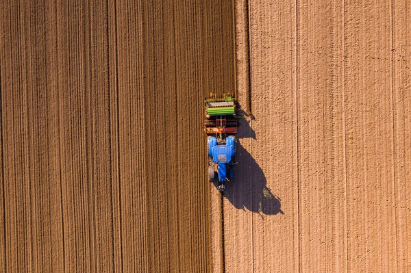Agricoltore Con Trattore Aratura Campo Modo Che Possa Giacere Maggese — Foto Stock