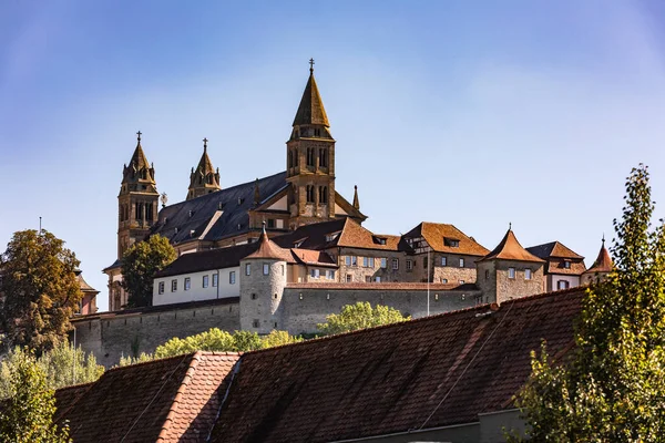 Schwaebisch Hall yakınlarındaki Comburg eski Benedikt manastırının muhteşem bir örneğidir.