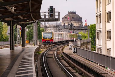 S-Bahn Berlin 'deki Hackescher Markt durağına vardı.