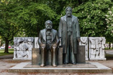 Karl Marx ve Friedrich Engels 'in Berlin-Mitte' deki bronz anıtı.